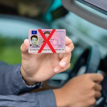 Conduire sans permis est une infraction grave entraînant des sanctions lourdes. J'examine les circonstances de votre situation