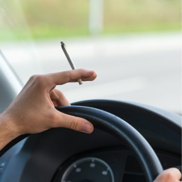 La conduite sous l’emprise de stupéfiants est une infraction grave, lourde de conséquences pour votre permis et votre casier judiciaire.
