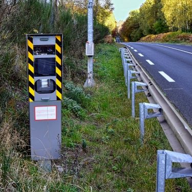 Un excès de vitesse, qu’il soit modéré ou important, peut vous coûter cher : perte de points, amende ou suspension de permis.