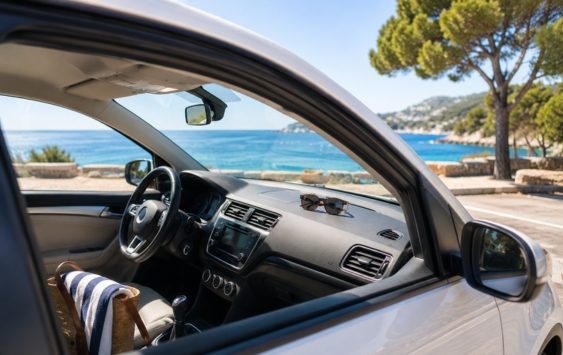 Article_Actualité_Célandine_Rigoulot_vacances-ete-code-de-la-route Intérieur d'un véhicule avec des bonbons gélifiés et un agent de police en arrière-plan.